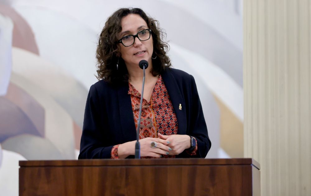 La directora de Innovación y presidenta del Comité de Sustentabilidad de la U. de Chile, Anahí Urquiza, dictó la conferencia  “Pensar, crear e investigar en posgrados. Innovación y conocimientos para un futuro sostenible”.